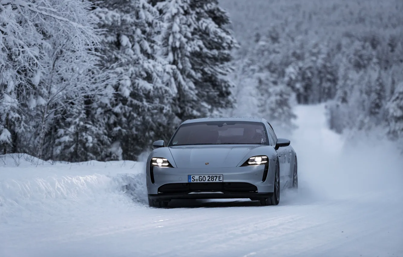 Фото обои снег, серый, Porsche, вид спереди, на дороге, 2020, Taycan, Taycan 4S