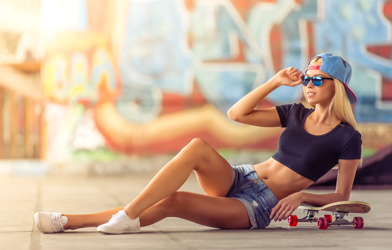 Фото обои девушка, поза, стена, граффити, шорты, кеды, фигура, стройная