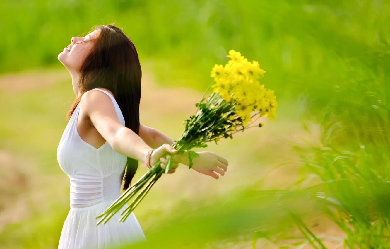 Фото обои зелень, поле, трава, девушка, радость, цветы, свежесть, природа