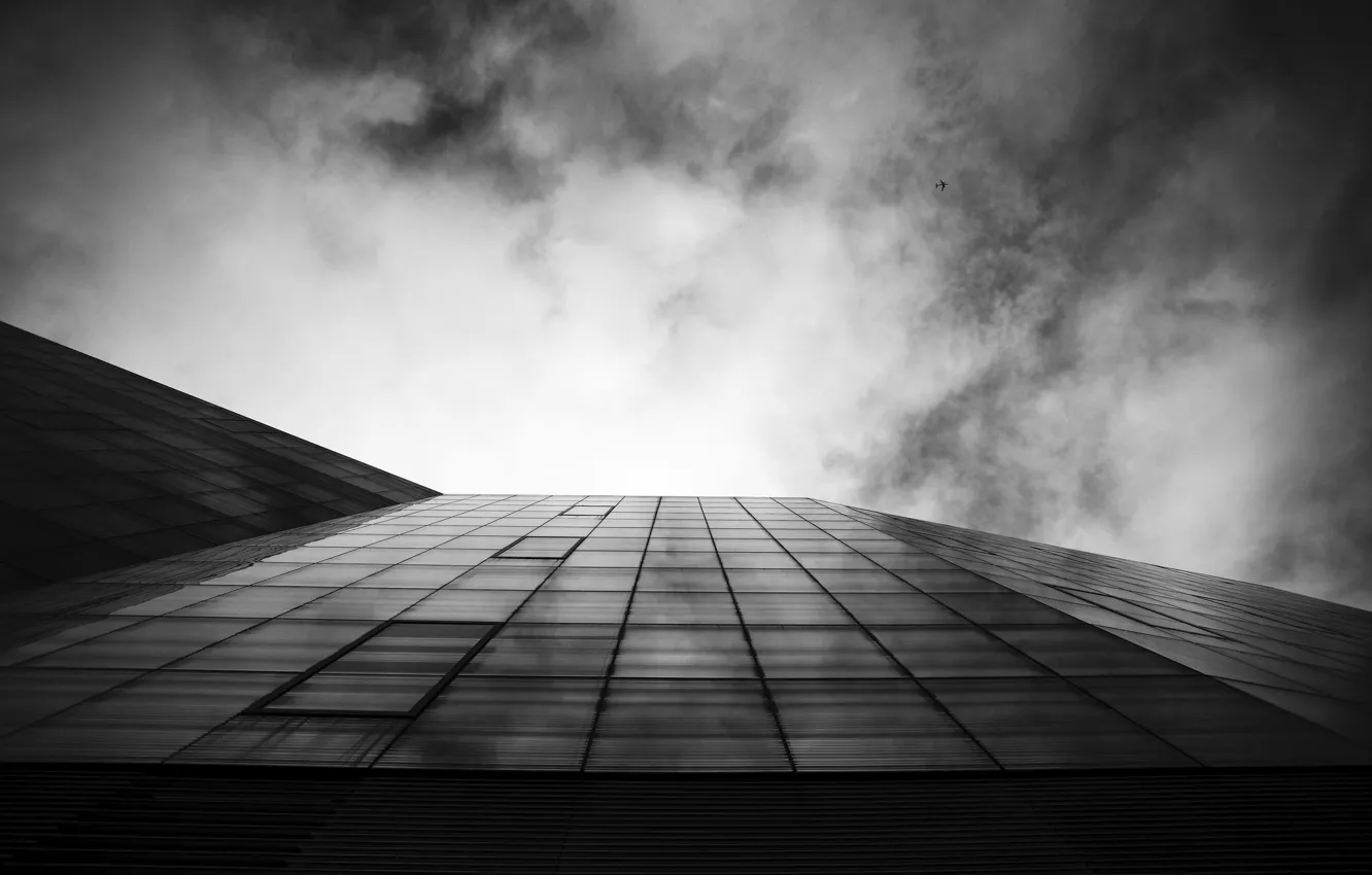 Фото обои небо, облака, самолет, здание, окна, небоскреб, черно-белое