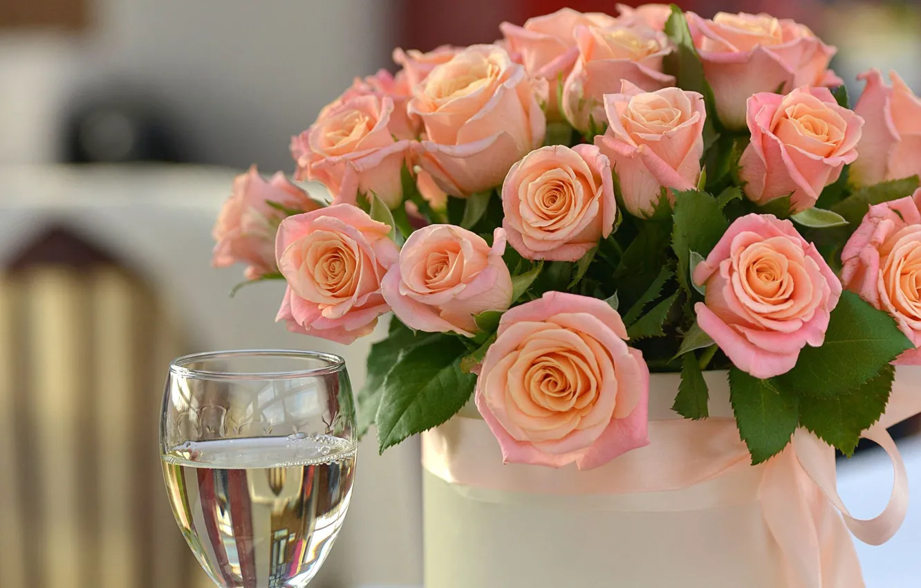 Фото обои бокал, розы, букет, розовые, бутоны