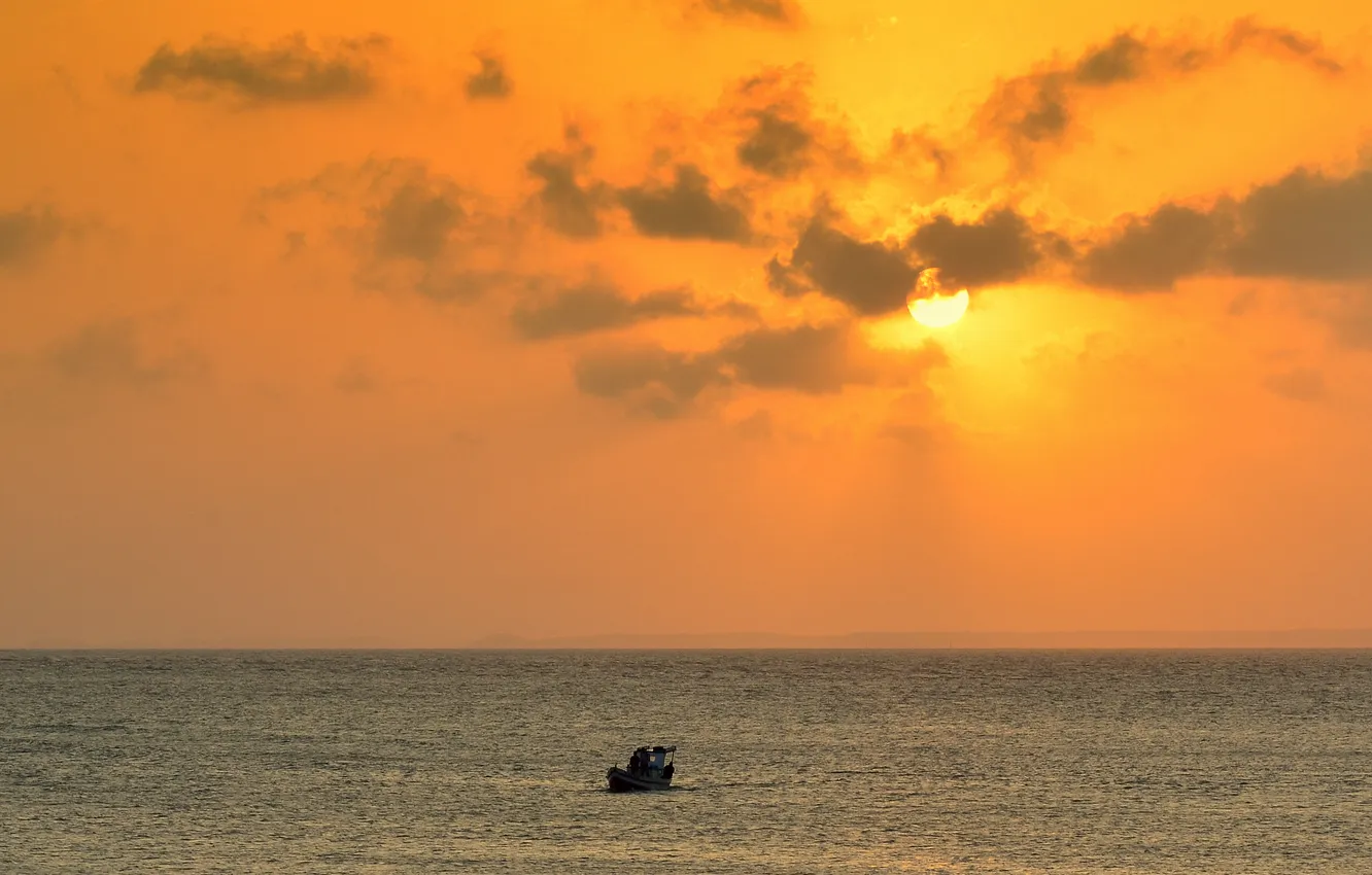 Фото обои море, облака, закат, жёлтый, лодка, горизонт, Бразилия, солнечный свет