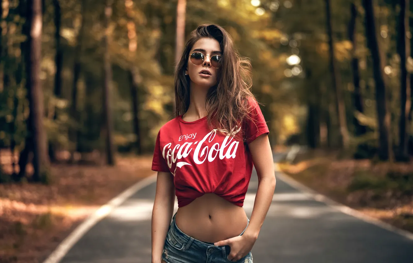 Фото обои девушка, джинсы, очки, кола