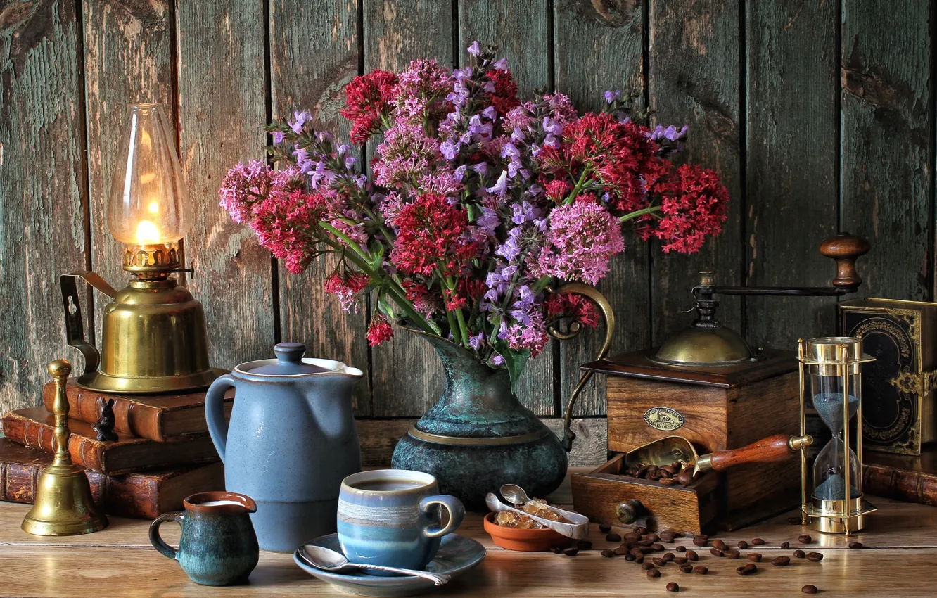 Фото обои цветы, книги, лампа, кофе, букет, молоко, чашка, натюрморт