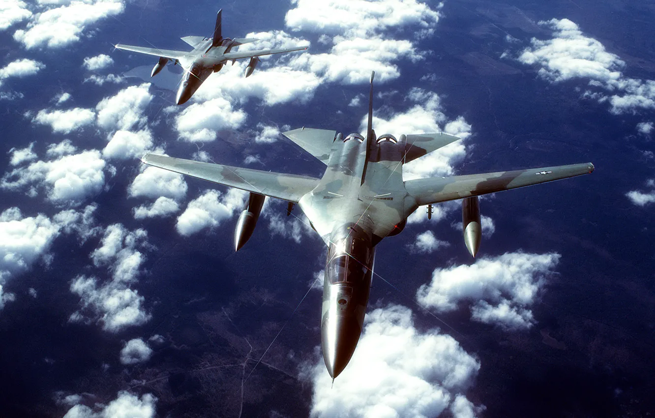 Фото обои небо, облака, полет, пара, тактический бомбардировщик, крыло изменяемой стреловидности, General Dynamics F-111