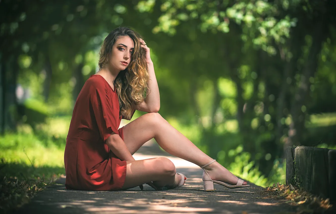 Фото обои взгляд, девушка, парк, волосы, дорожка, ножки, боке, платьице