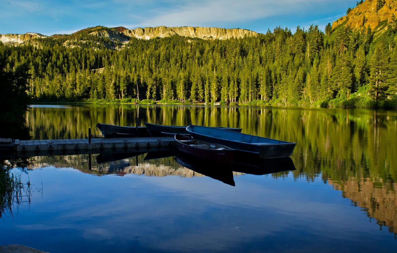 Фото обои лес, вода, горы, озеро, отражение, берег, лодки, причал