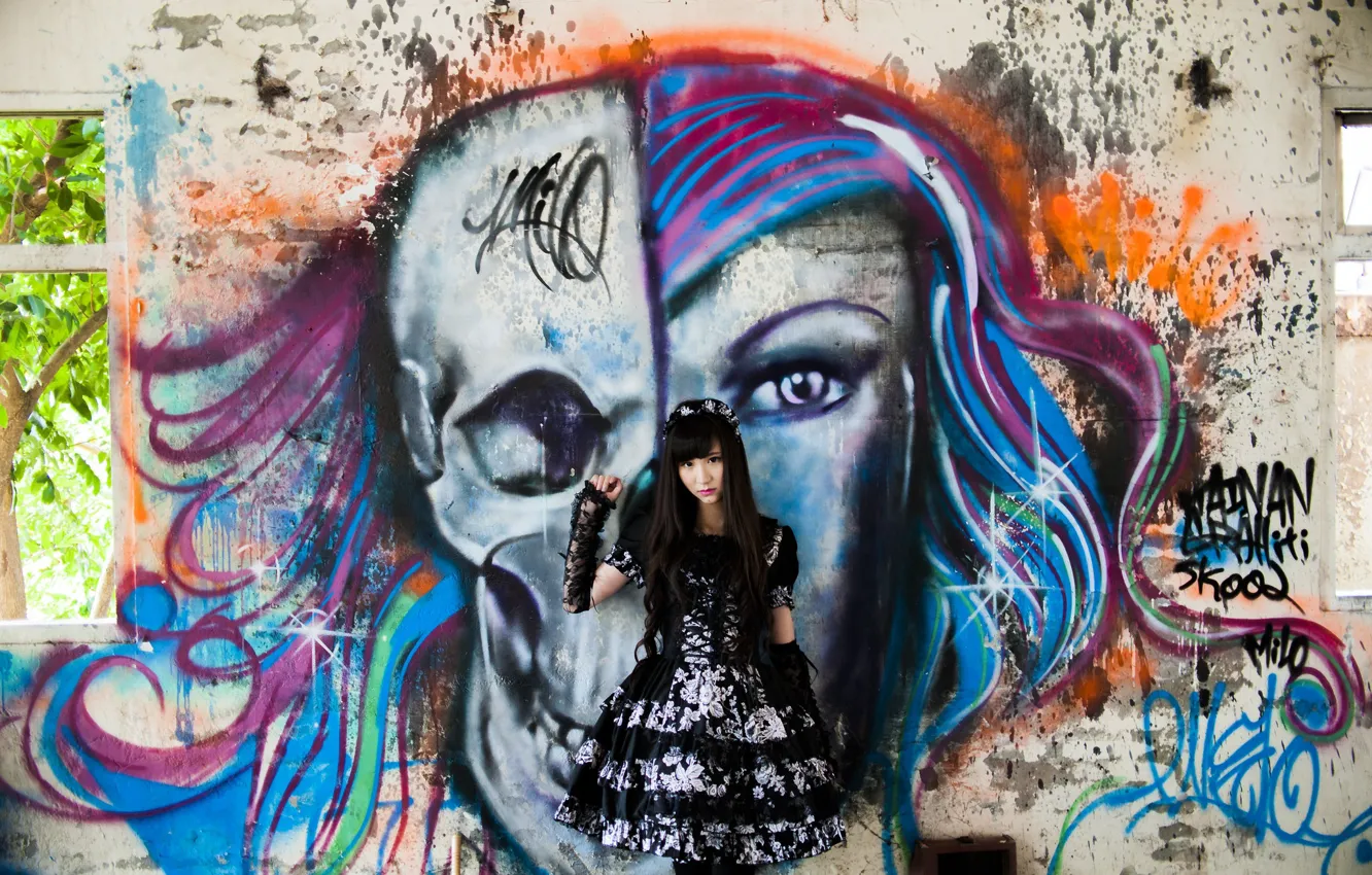 Фото обои девушка, стиль, стена, граффити, платье, ножки