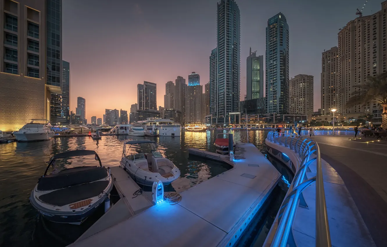Фото обои вода, город, здания, лодки, вечер, освещение, Дубай, ОАЭ
