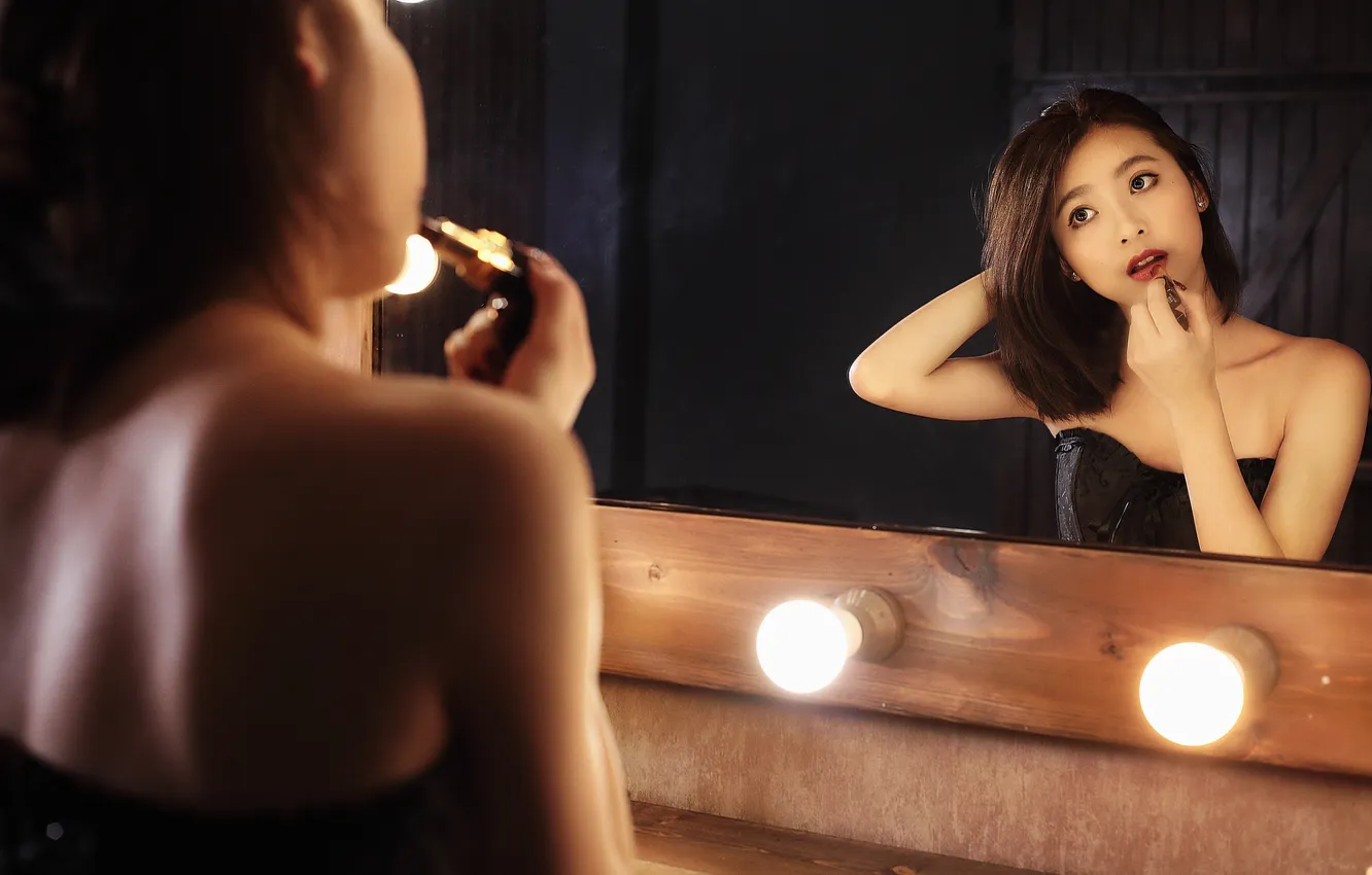 Фото обои девушка, свет, лицо, отражение, волосы, зеркало, помада, губы