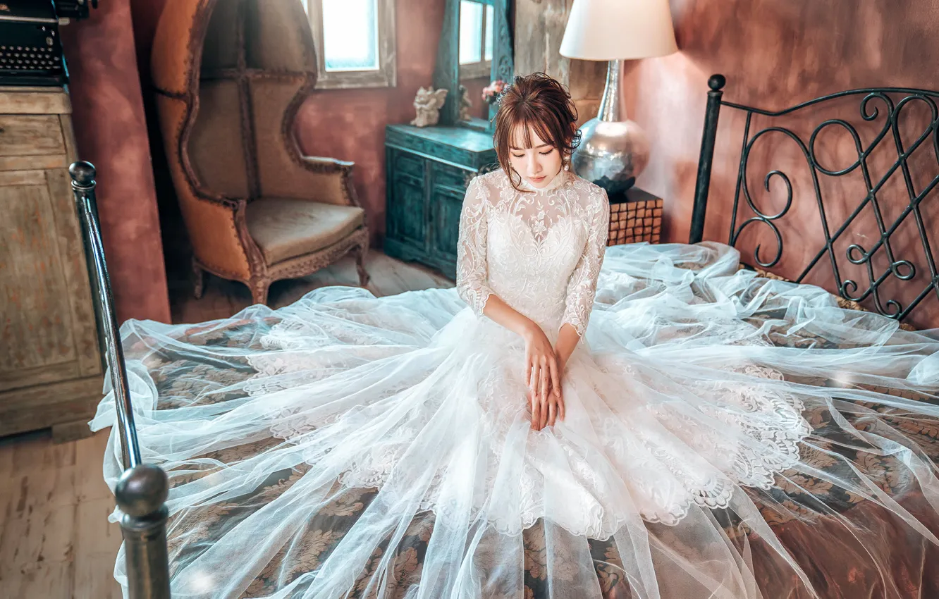 Свадебное платье на кровати