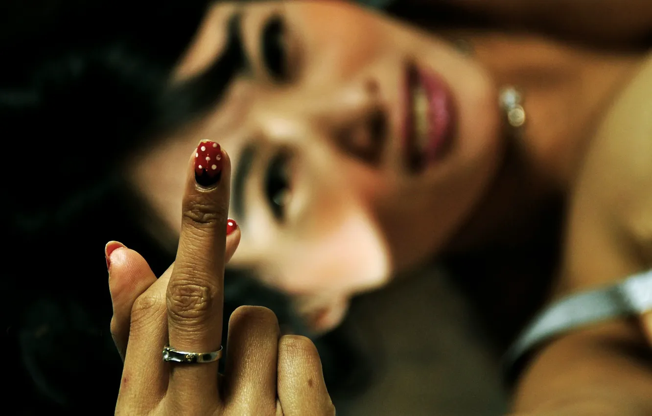 Фото обои девушка, палец, жест
