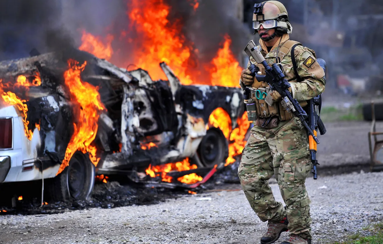 Фото обои дорога, огонь, Машина, солдат, винтовка, снаряжение