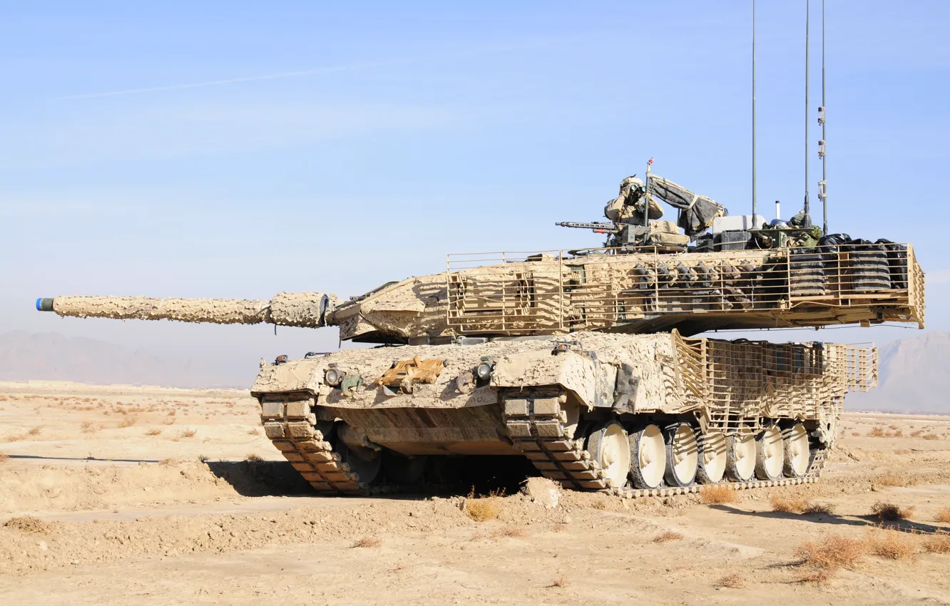 Фото обои пустыня, солдат, бинокль, камуфляж, Немецкий танк, Леопард 2а