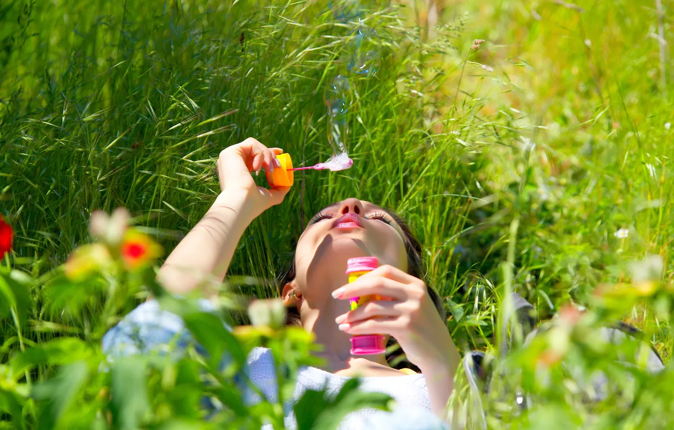 Фото обои трава, девушка, цветы, мыльные пузыри