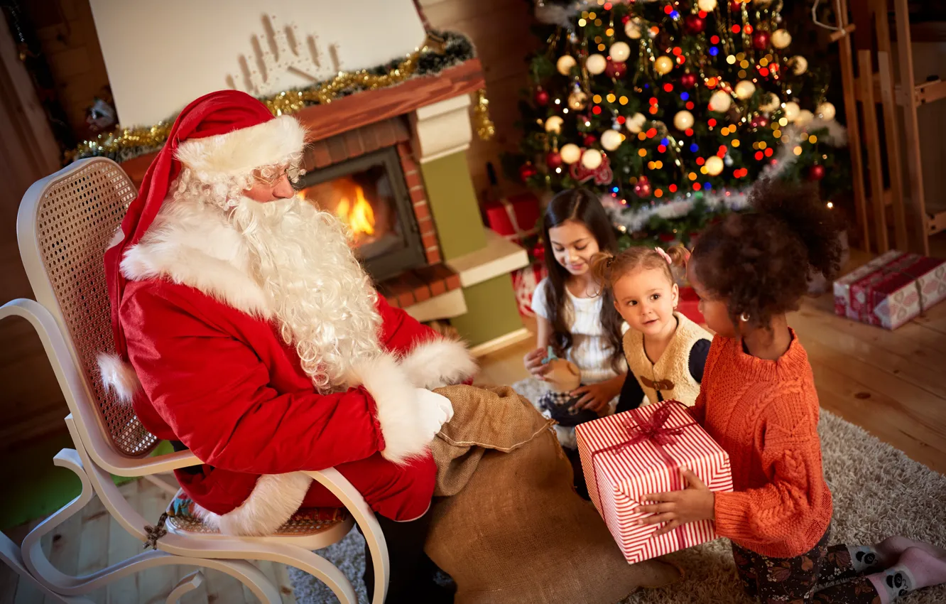 Фото обои дети, праздник, елка, подарки, Новый год, камин, гирлянда, Санта Клаус