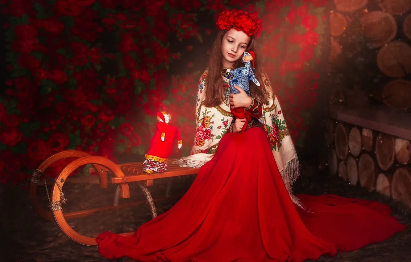 Фото обои игрушки, юбка, девочка, сани, венок, платок, этно