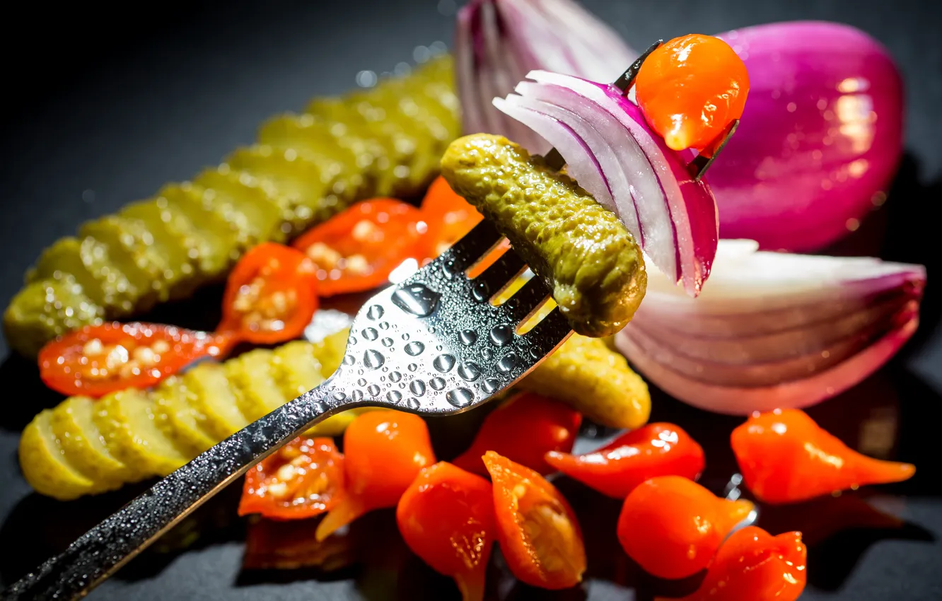Фото обои лук, вилка, овощи, помидоры, vegetables, cucumber, tomato, маринованные огурцы