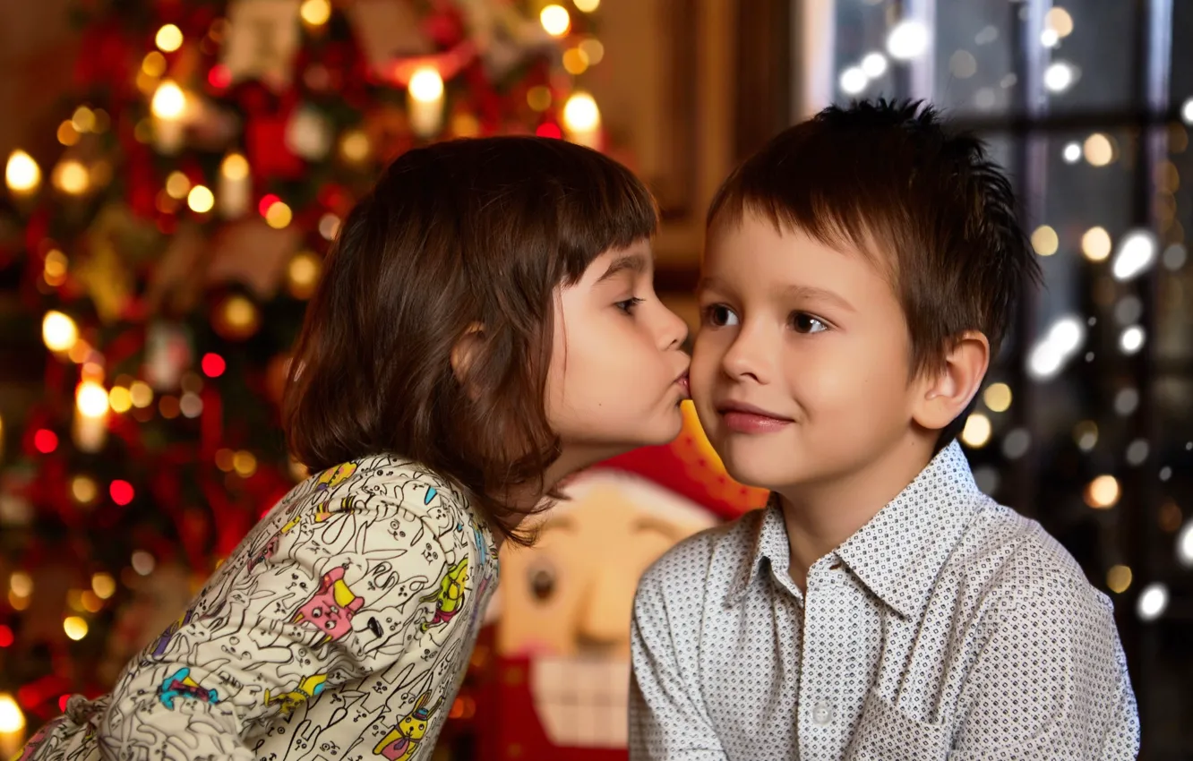 Фото обои дети, праздник, новый год, поцелуй, мальчик, окно, девочка, ёлка