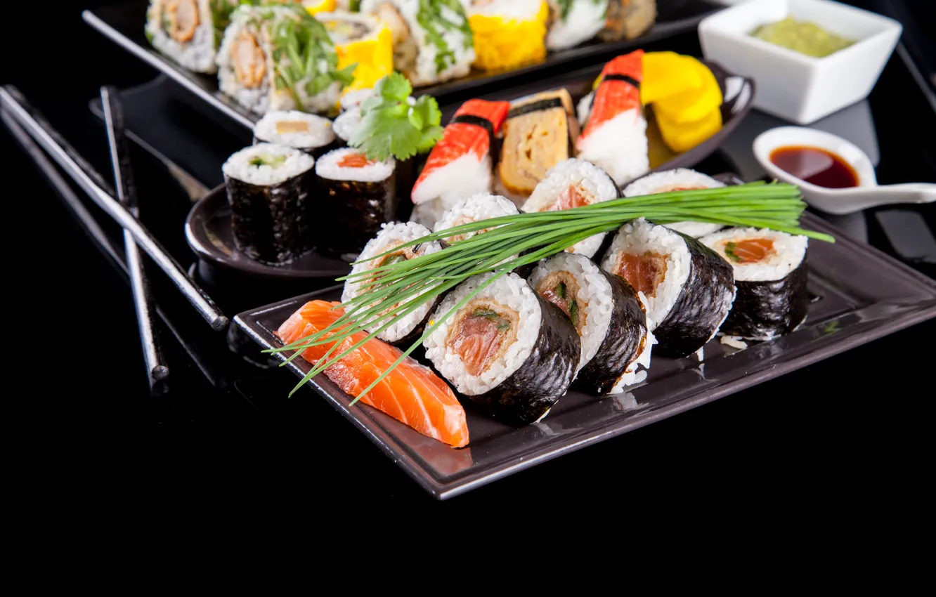 Фото обои зелень, лук, суши, роллы, начинка, японская кухня