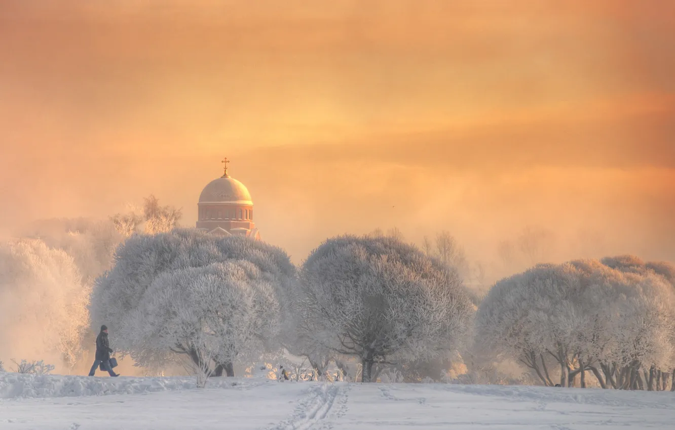 Фото обои зима, иней, снег, деревья, церковь, мужчина, прогулка, холодно