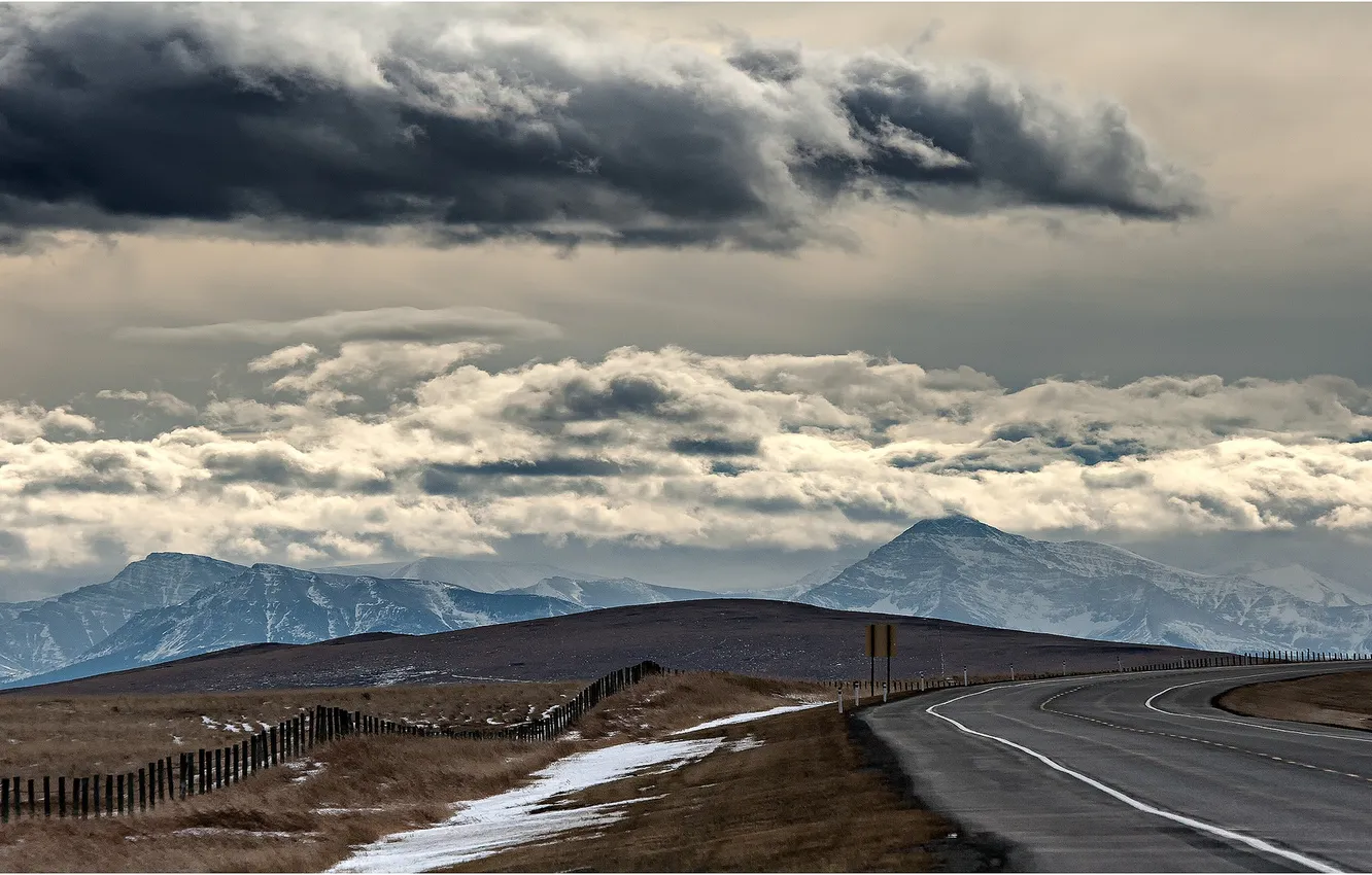 Фото обои дорога, поле, облака, горы, забор