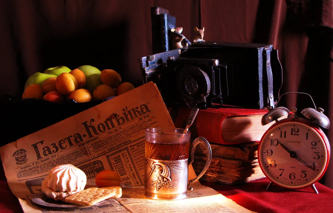 Фото обои стакан, фон, чай, яблоки, часы, книги, печенье, будильник