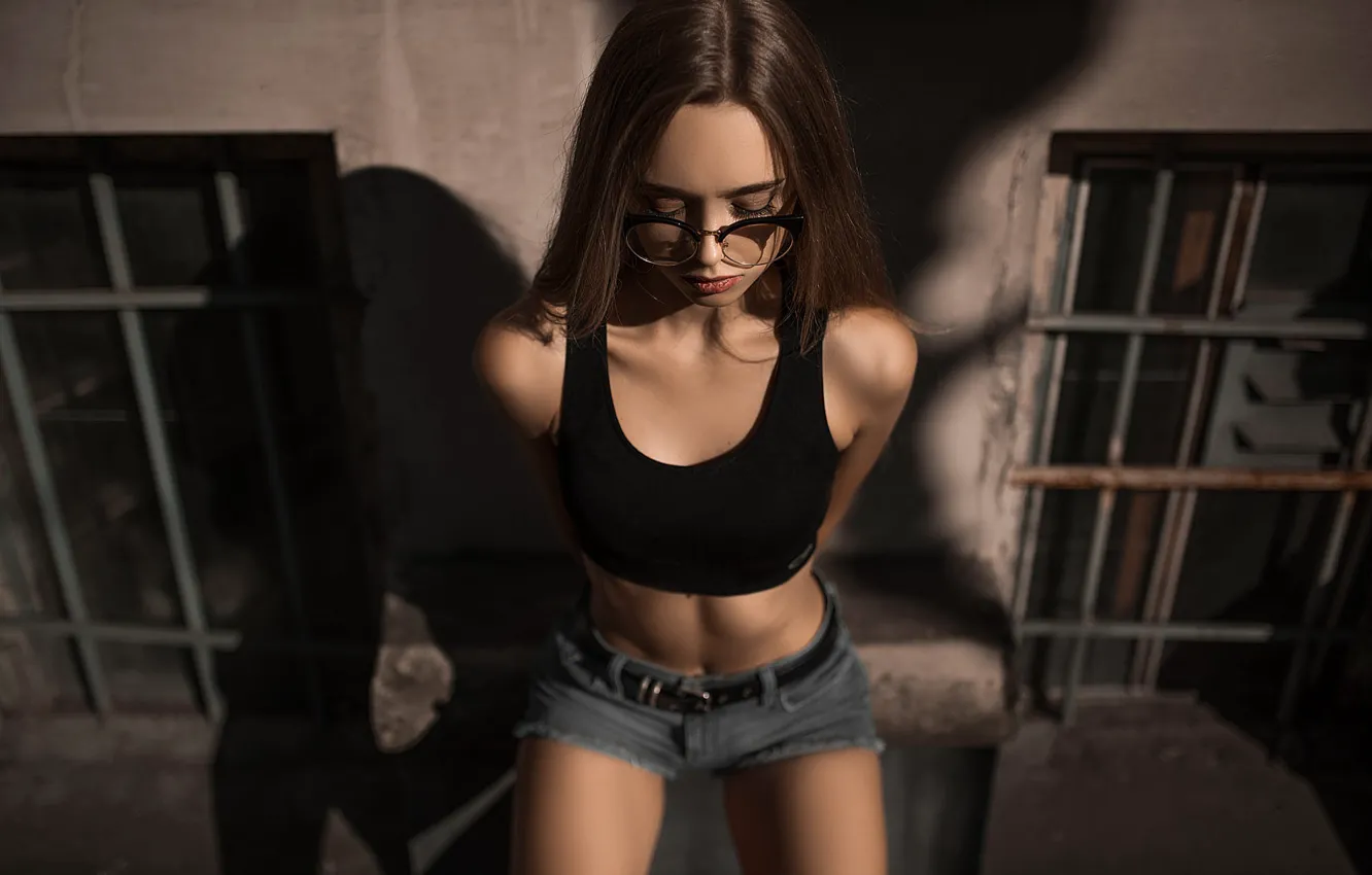 Фото обои girl, Model, shorts, brunette, glasses