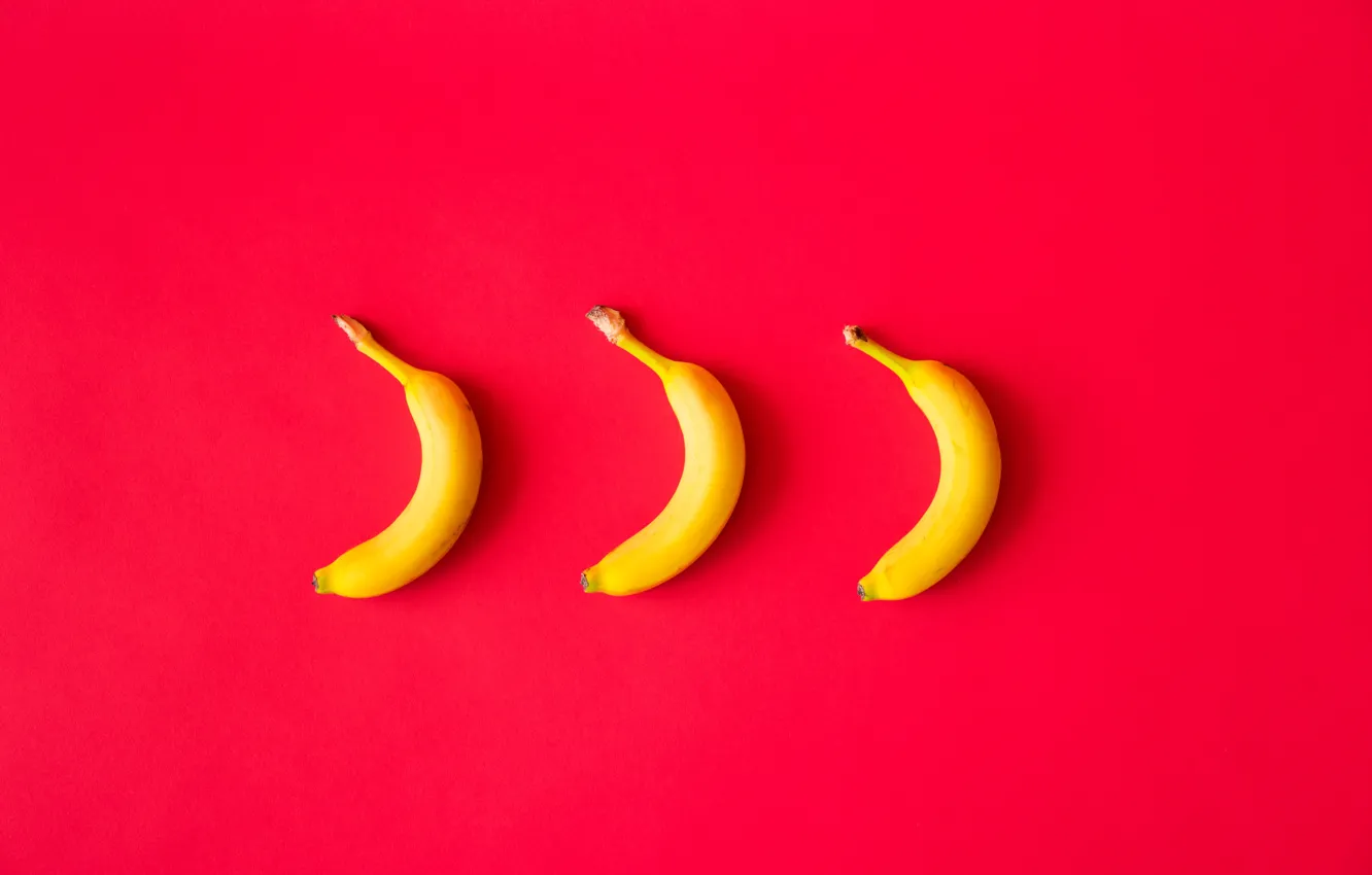 Фото обои желтые, три, фрукты, красный фон, бабан