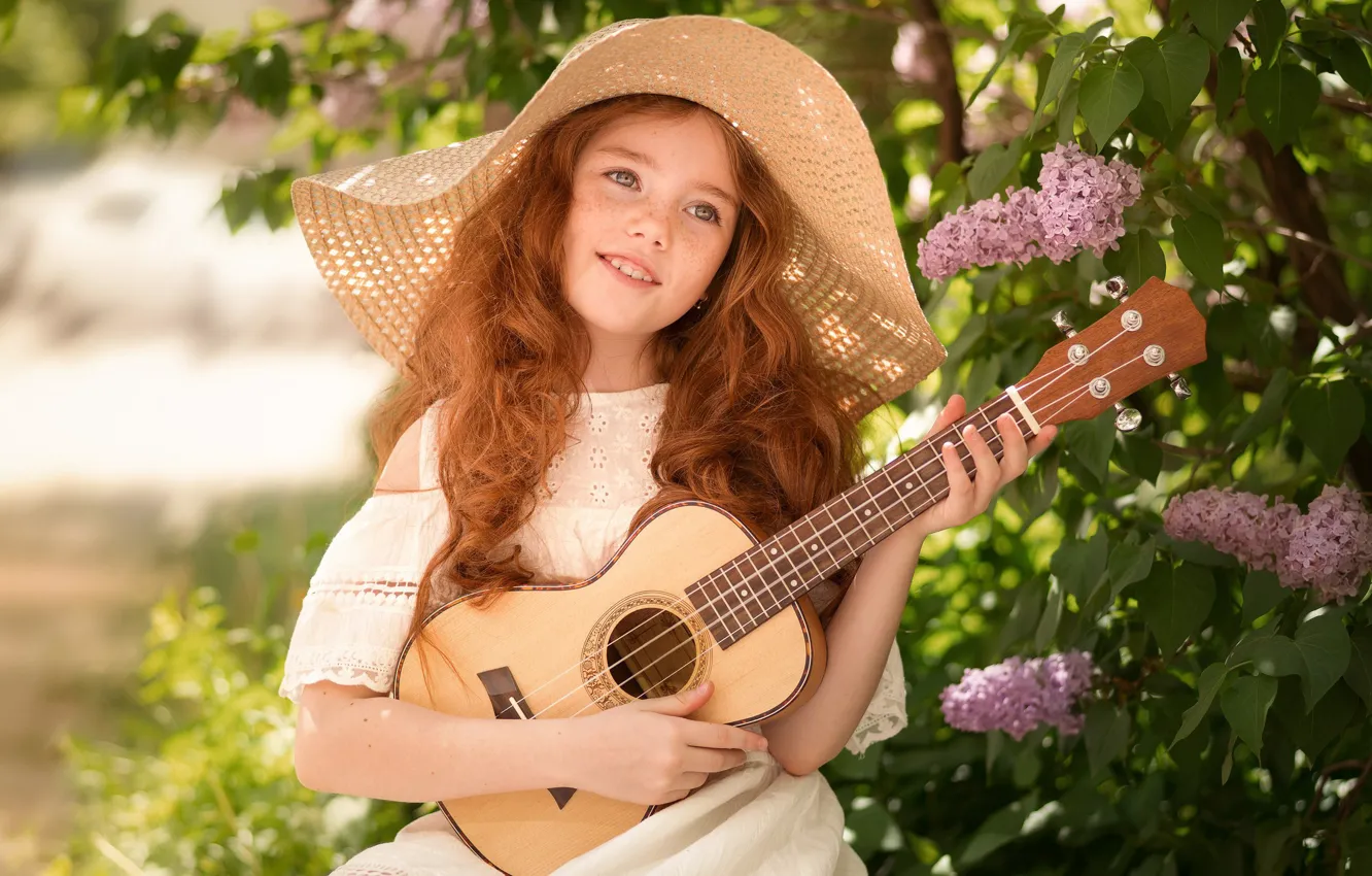 Маленькая девочка гитара. Фотосессия с гитарой в студии. Фото маленькая девочка с гитарой. Музыкальные инструменты для детей. Девочка с гитарой.