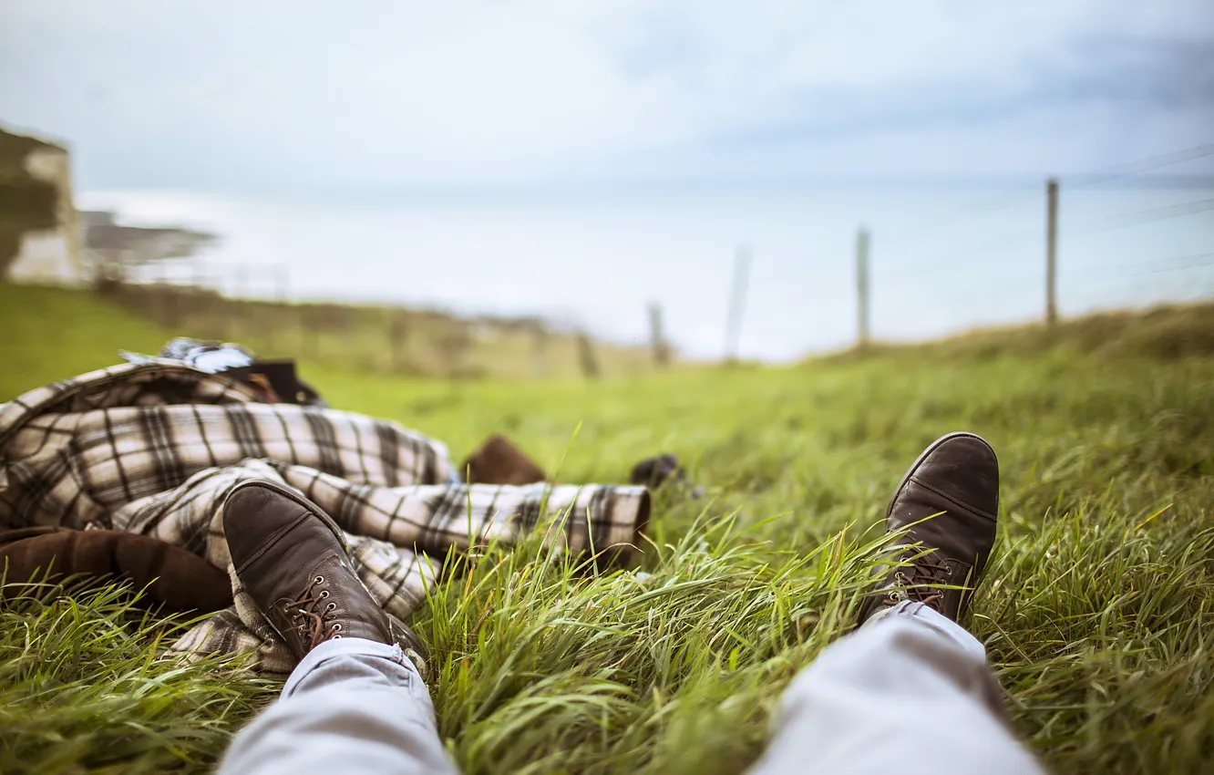 Фото обои трава, отдых, ноги, ботинки