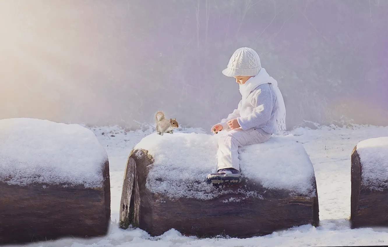 Фото обои зима, снег, мальчик, белка