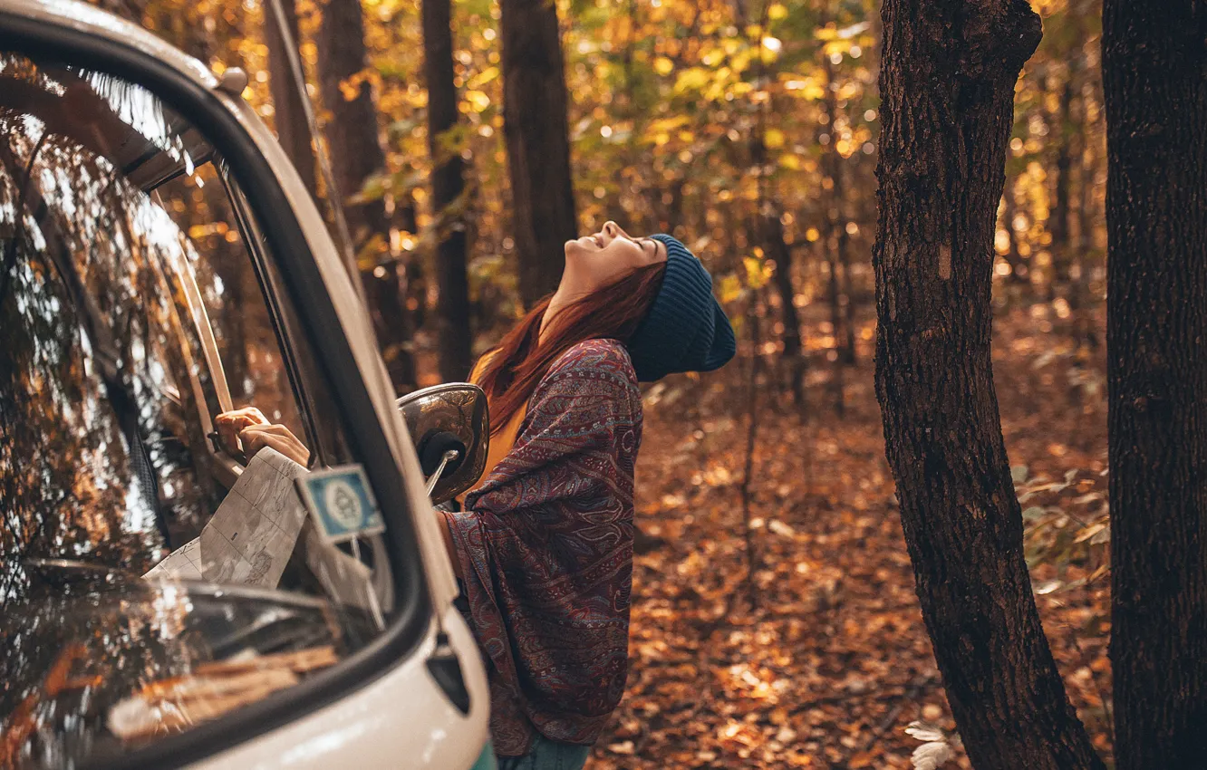 Фото обои машина, лес, поза, улыбка, шапка, Девушка, Осень, Inga Lis