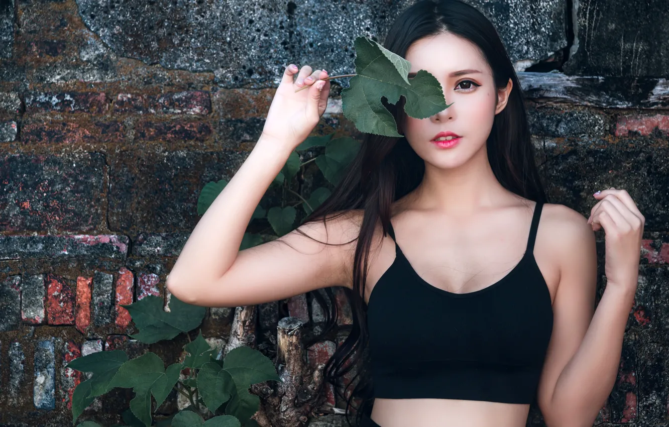 Фото обои взгляд, листья, поза, модель, портрет, макияж, фигура, брюнетка