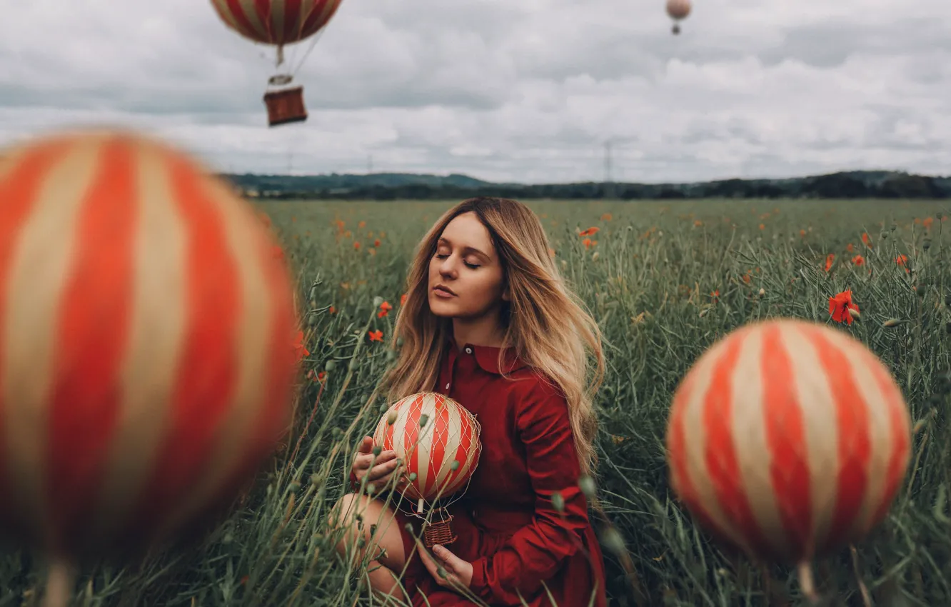 Фото обои поле, девушка, воздушные шары, настроение, закрытые глаза, Adam Bird, Georgia Rose Hardy, The daydreamer