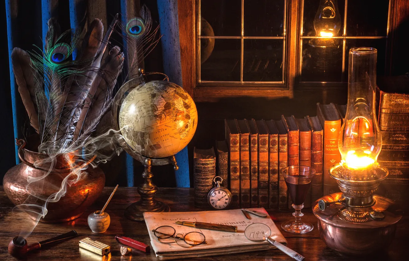 Фото обои вино, часы, книги, лампа, трубка, перья, окно, очки