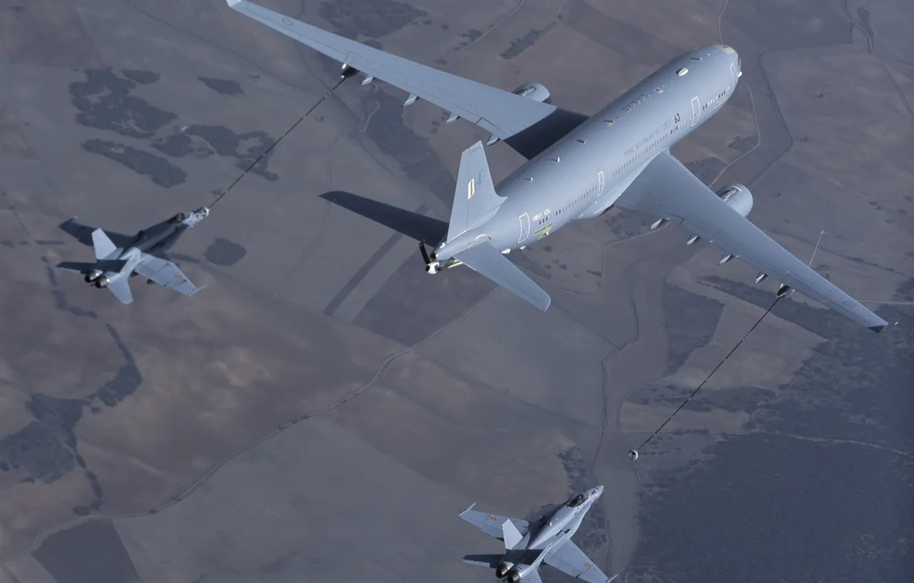 Фото обои высота, местность, дозаправка, ВВС Австралии, истребители F-18, Airbus A330-MRTT
