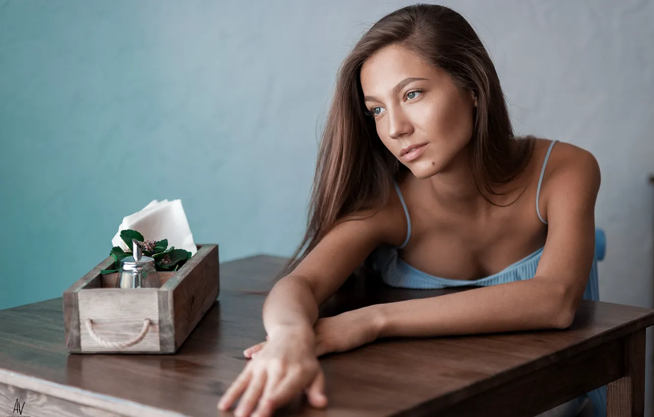 Фото обои girl, box, long hair, dress, brown hair, photo, photographer, blue eyes