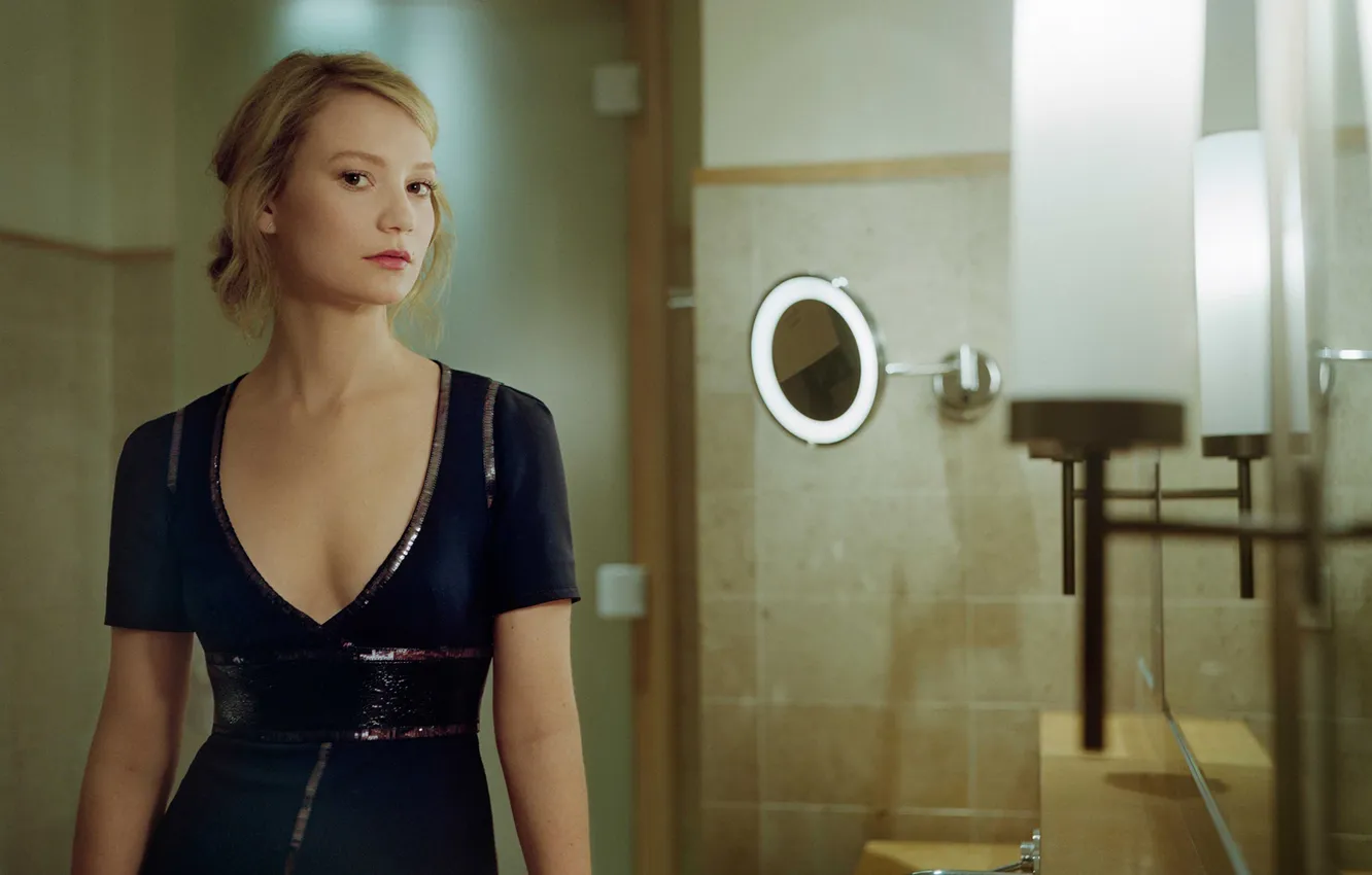 Фото обои платье, актриса, прическа, блондинка, фотограф, ванная, Mia Wasikowska, Миа Васиковска