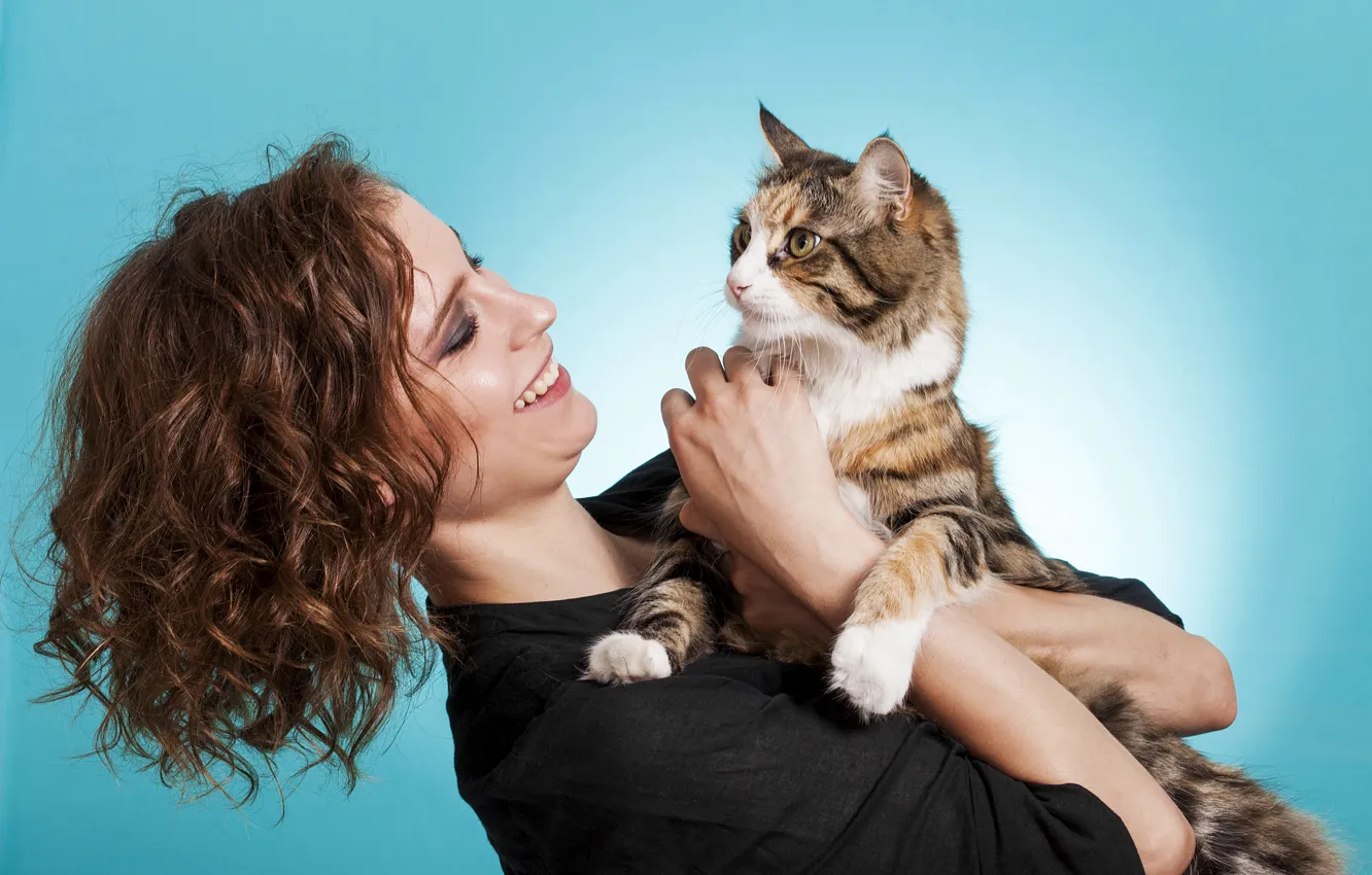 Фото обои кошка, девушка, улыбка, фон, настроение, брюнетка, прическа
