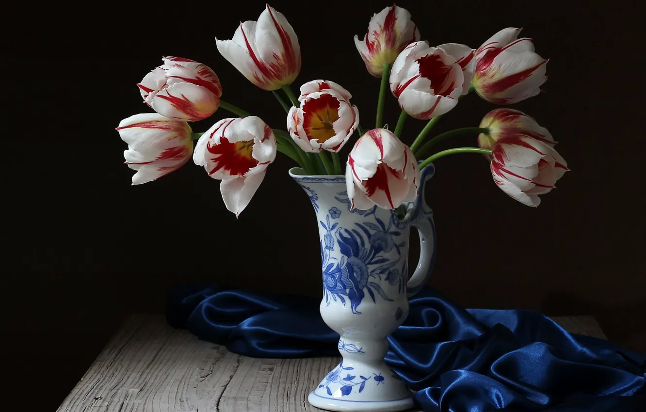 Фото обои стиль, фон, доски, букет, тюльпаны, ткань, ваза
