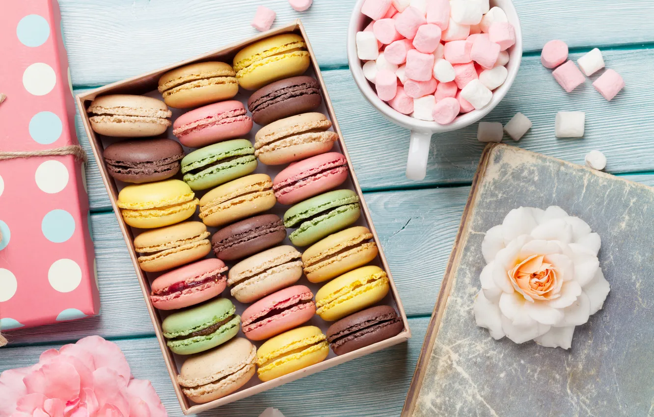 Фото обои цветы, подарок, colorful, wood, pink, flowers, macarons, gift box