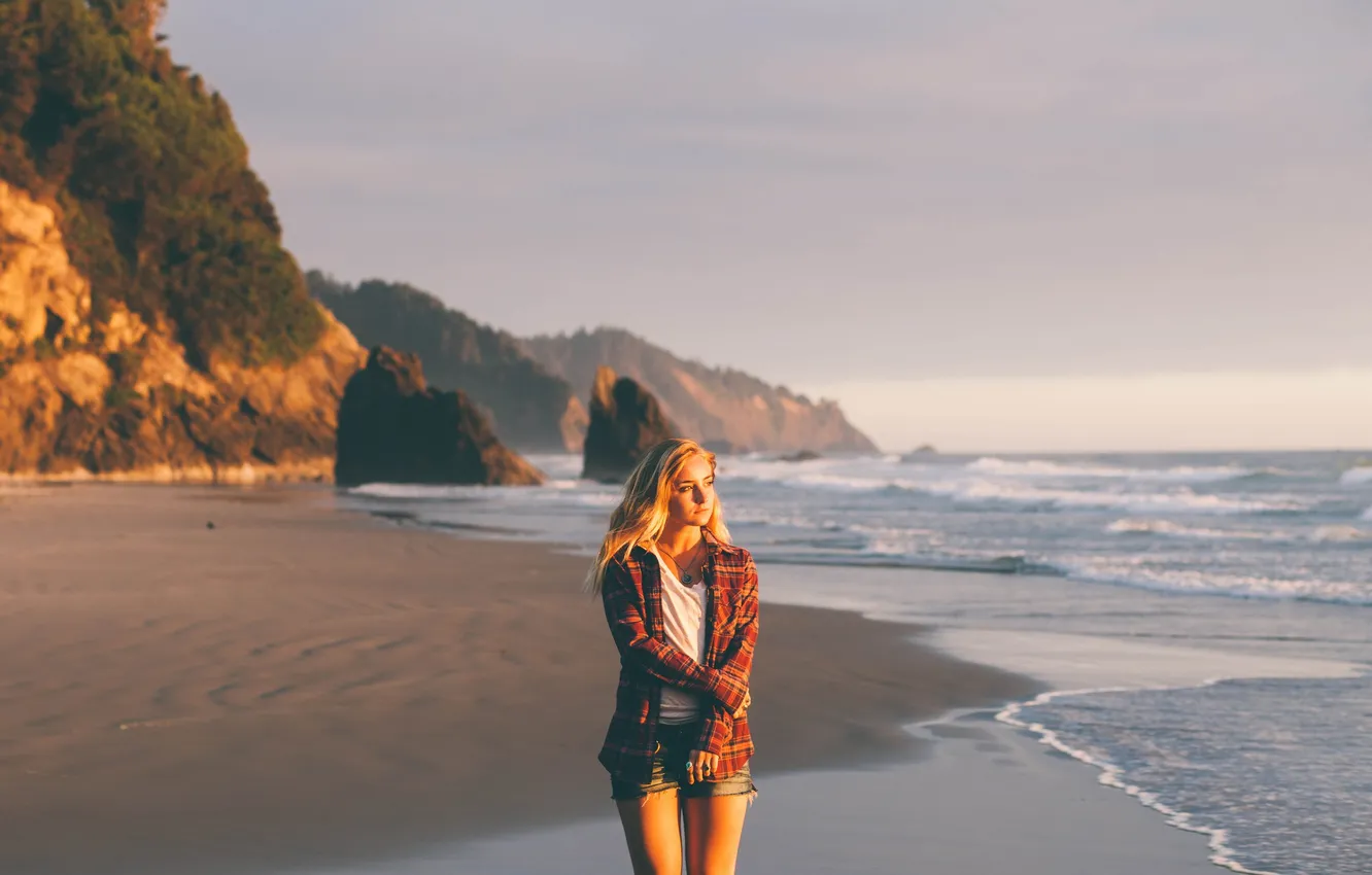 Фото обои море, пляж, девушка, шорты, рубашка