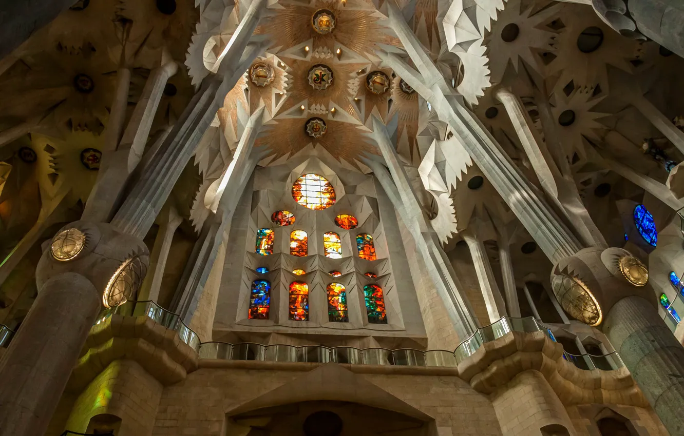 Фото обои колонны, витражи, Испания, религия, Барселона, Храм Святого Семейства