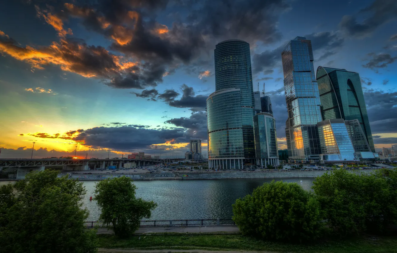 Фото обои облака, деревья, закат, машины, мост, река, Москва, набережная