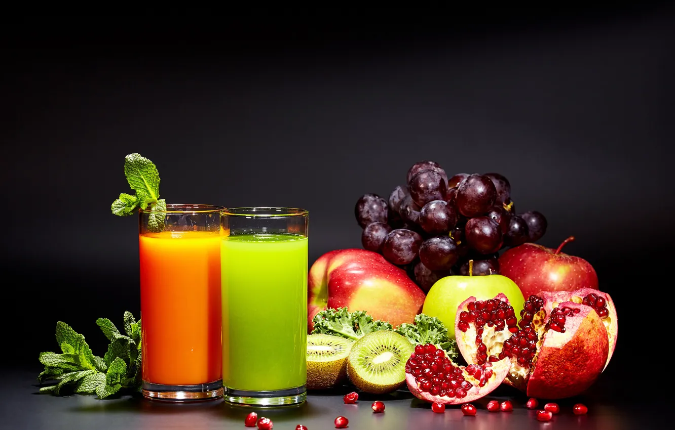 Фото обои зелень, оранжевый, яблоки, киви, сок, виноград, зелёный, стаканы