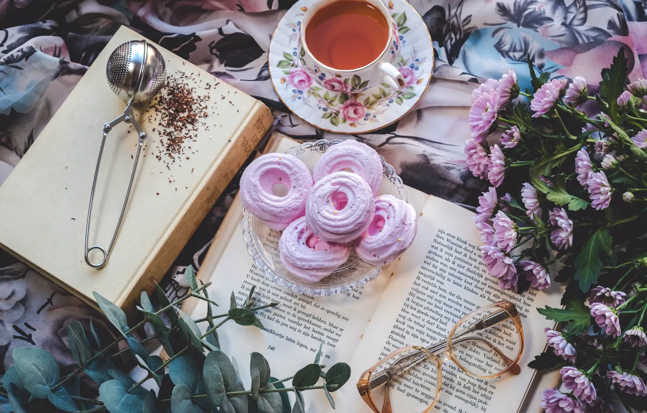 Фото обои цветы, стол, чай, книги, букет, очки, чаепитие, чашка