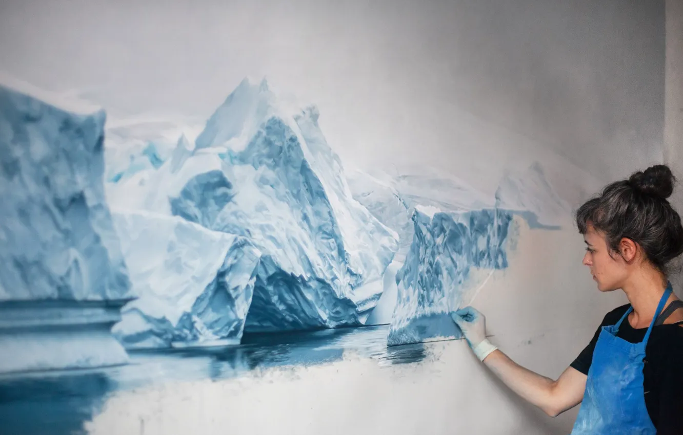 Фото обои вода, девушка, краски, лёд, картина, айсберг, художник, перчатки
