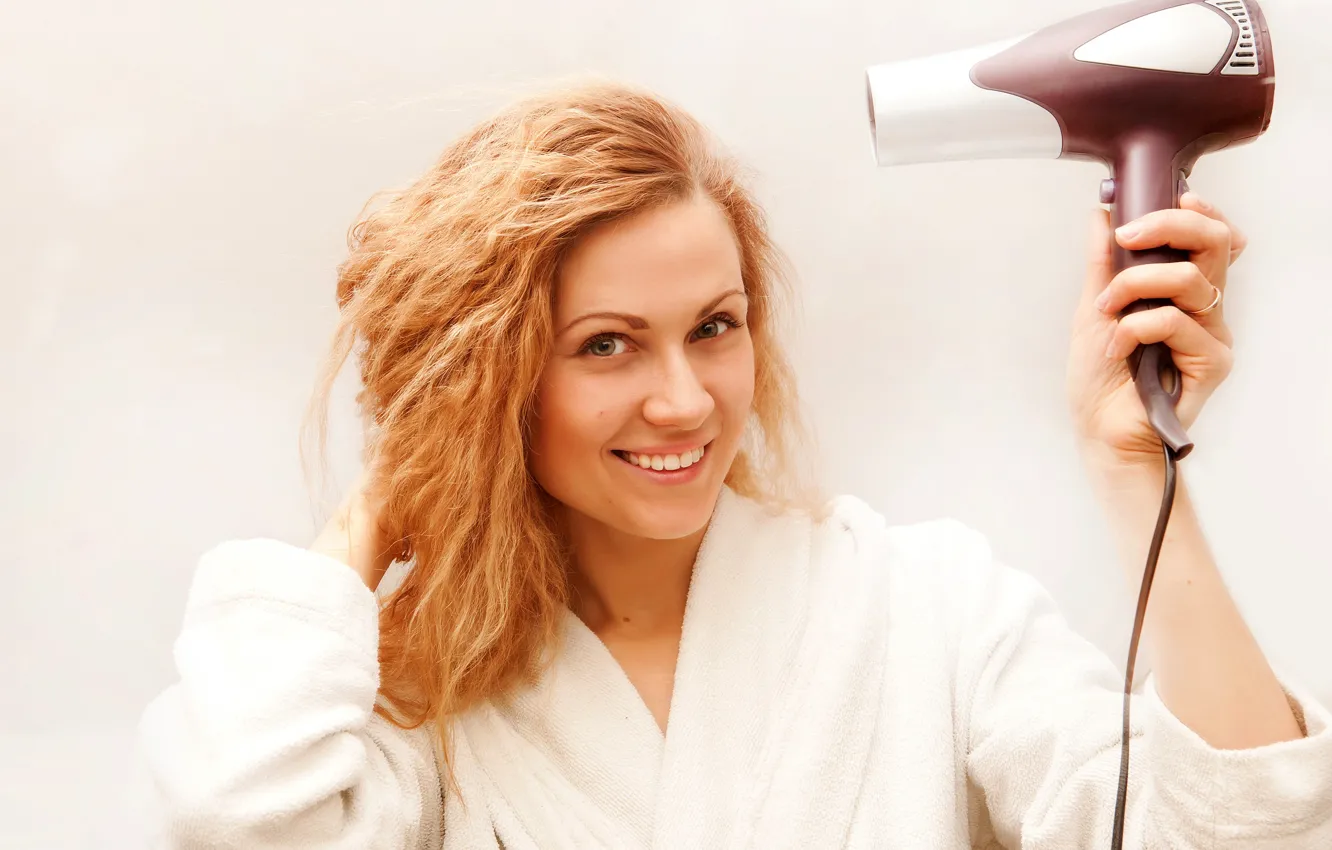 Фото обои взгляд, девушка, поза, улыбка, фон, портрет, макияж, прическа