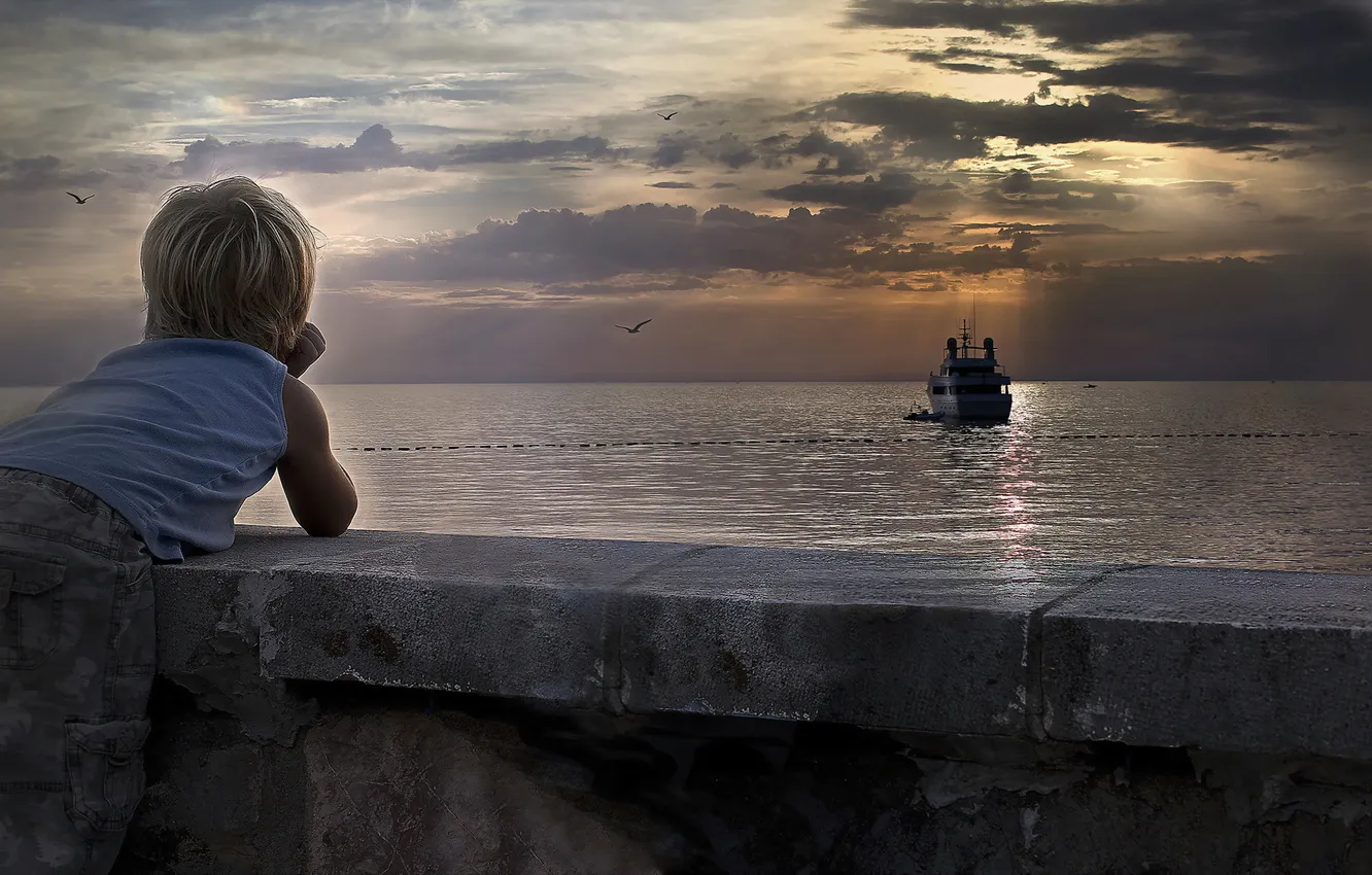 Фото обои море, закат, настроение, корабль, малчик